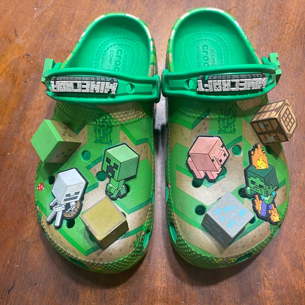 Kids Minecraft croc’s size 13